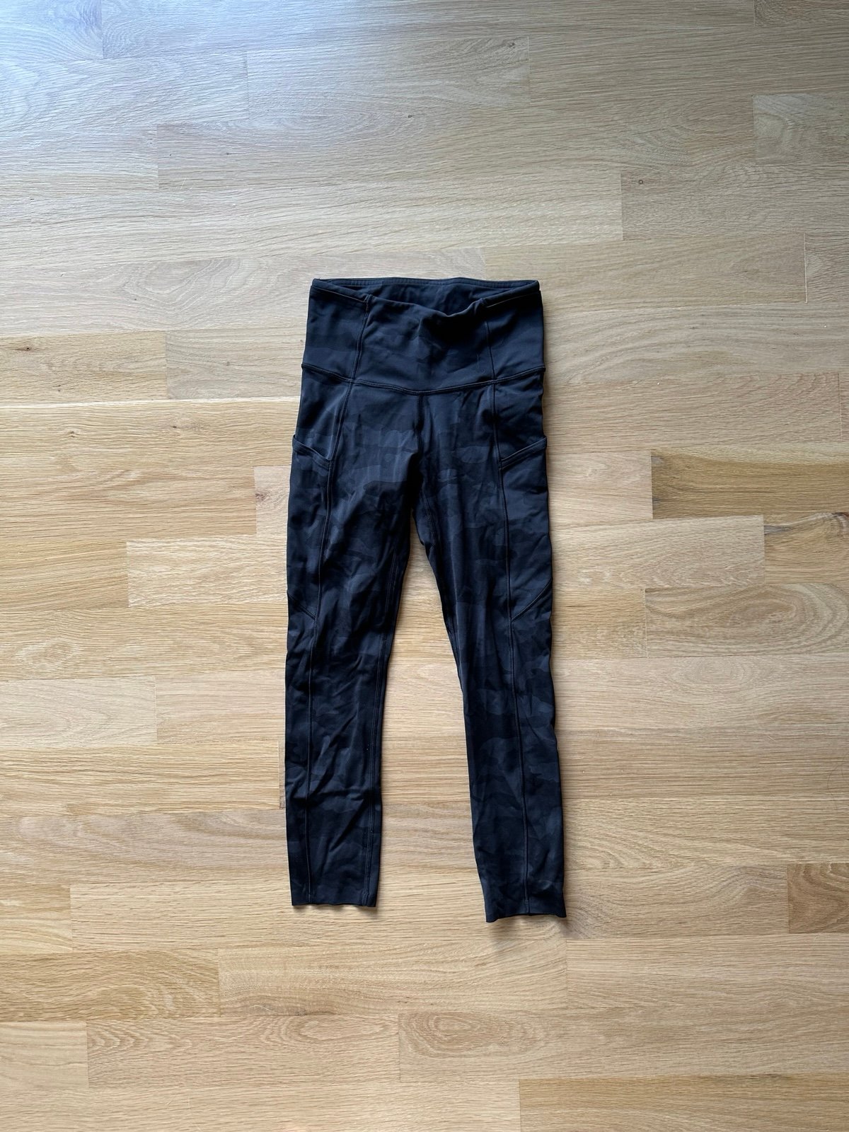 Lululemon high rise leggings - black & gray camo print