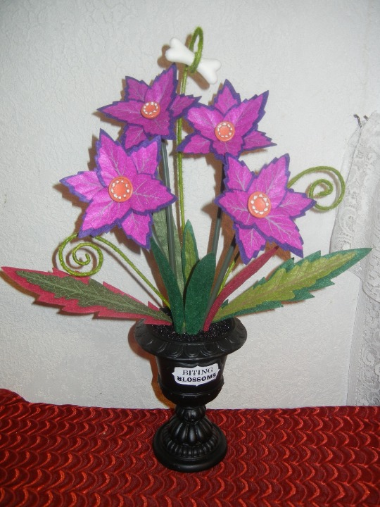 HALLOWEEN HORROR GARDEN PLANT - MAN EATING BITING BLOSSOMS FLOWERS - LARGE GHOUL
