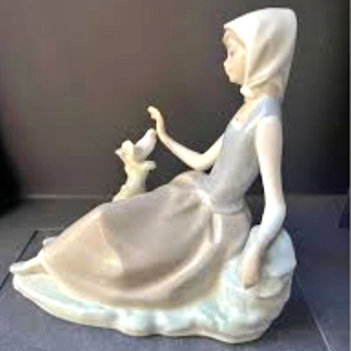 Lladro Sheperdess With Dove Porcelain Figurine #4660