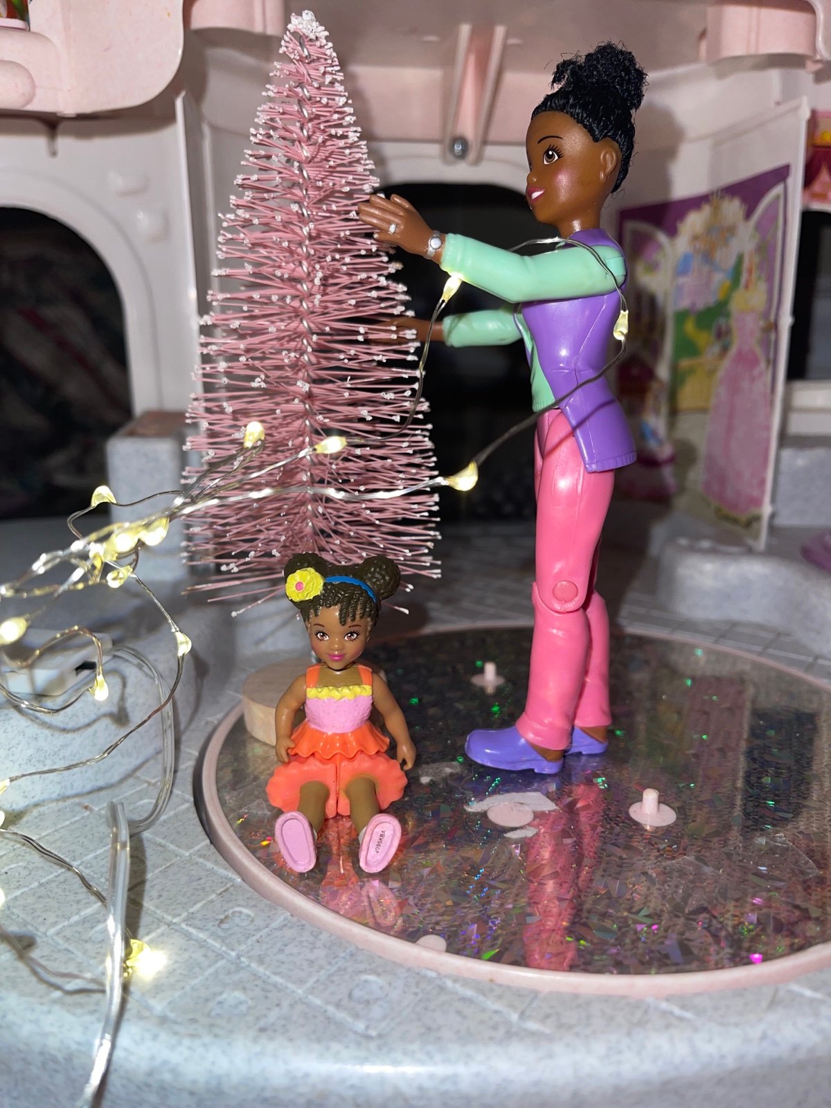Fisher price loving family mom & AA toddler girl sister daughter tree & lights