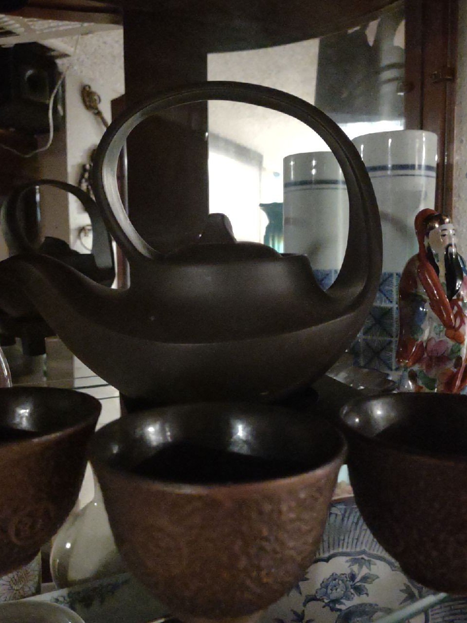 Teapot with cups
