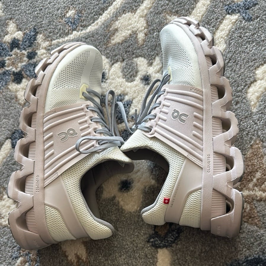 On Cloud shoes size 9.5 women’s amazing condition