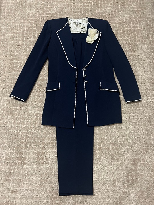 ST JOHN COLLECTION 2PC Suit