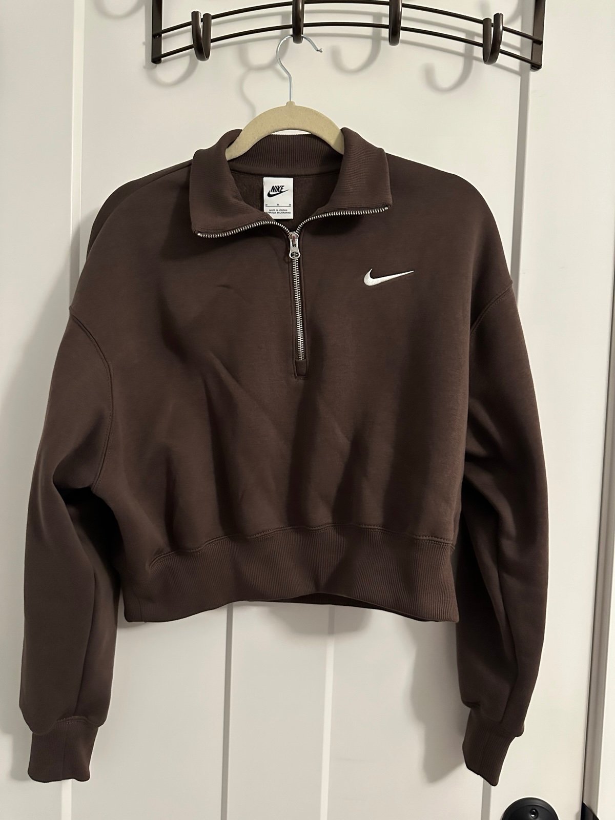 Woman cropped brown quarter zip Nike sweatshirt