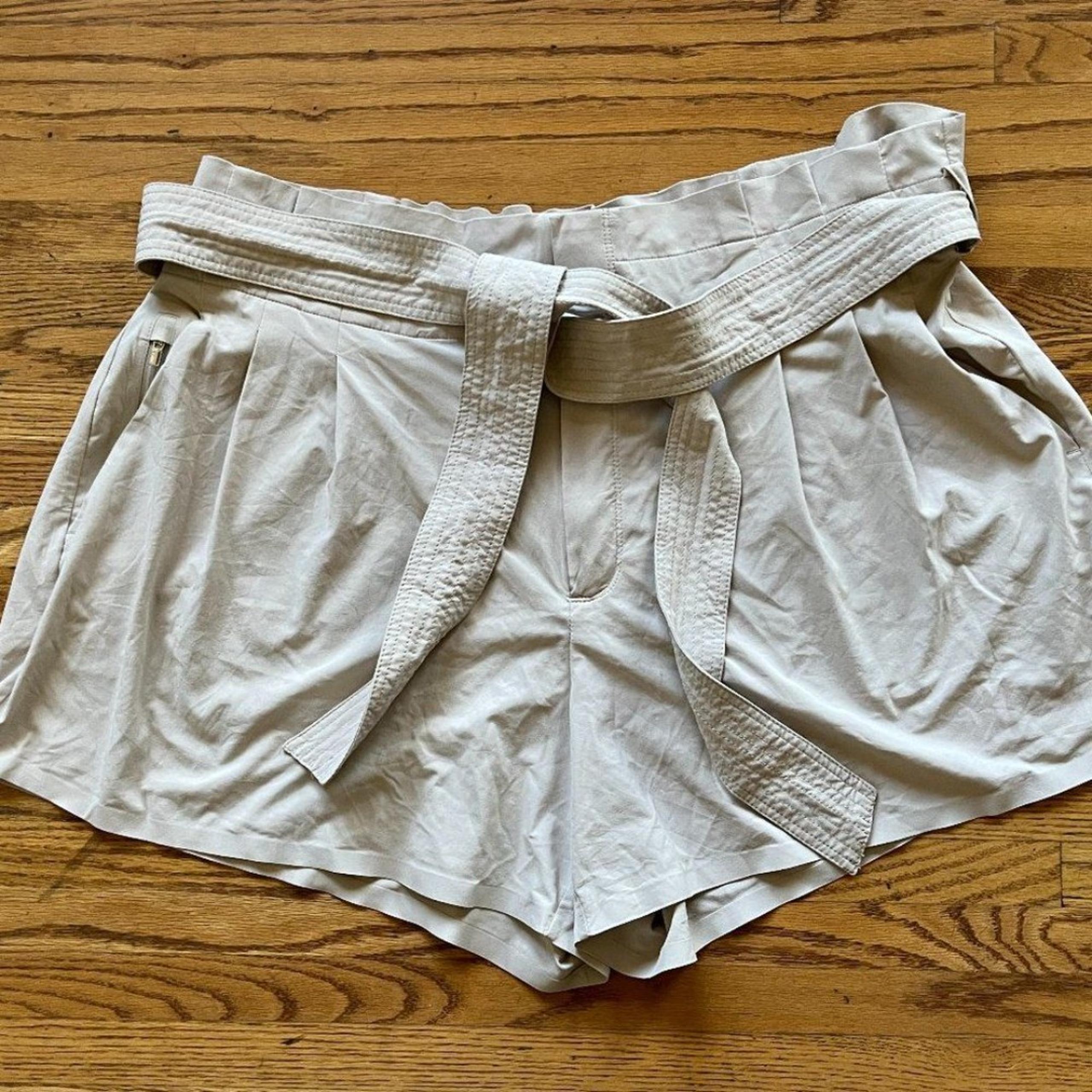 ATHLETA Light Beige Tie Waist Pleated Skyline Shorts   Women's Size 18