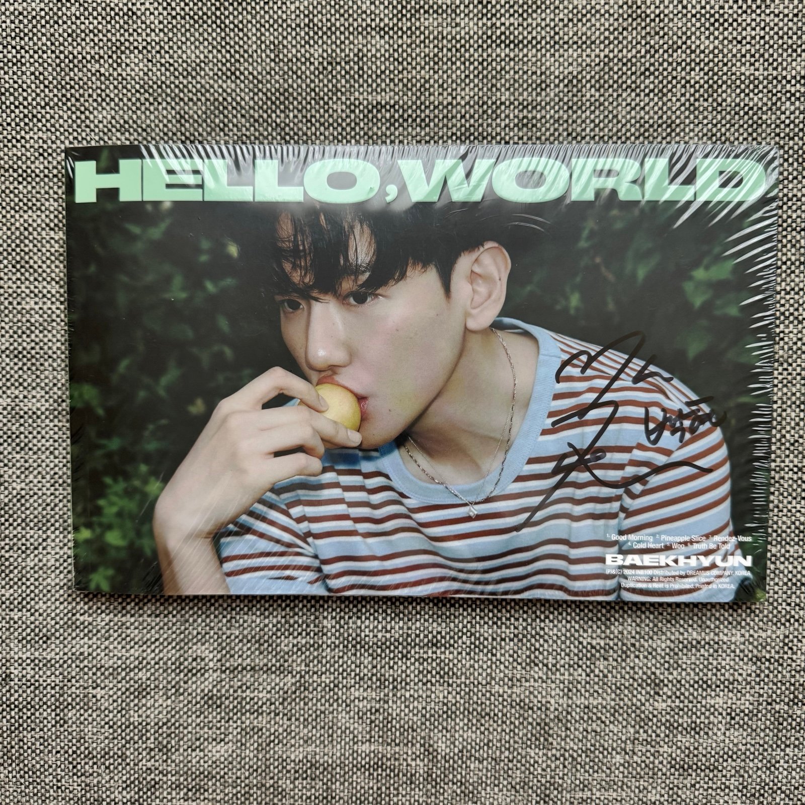 baekhyun hello world album / world ver / signed / sealed