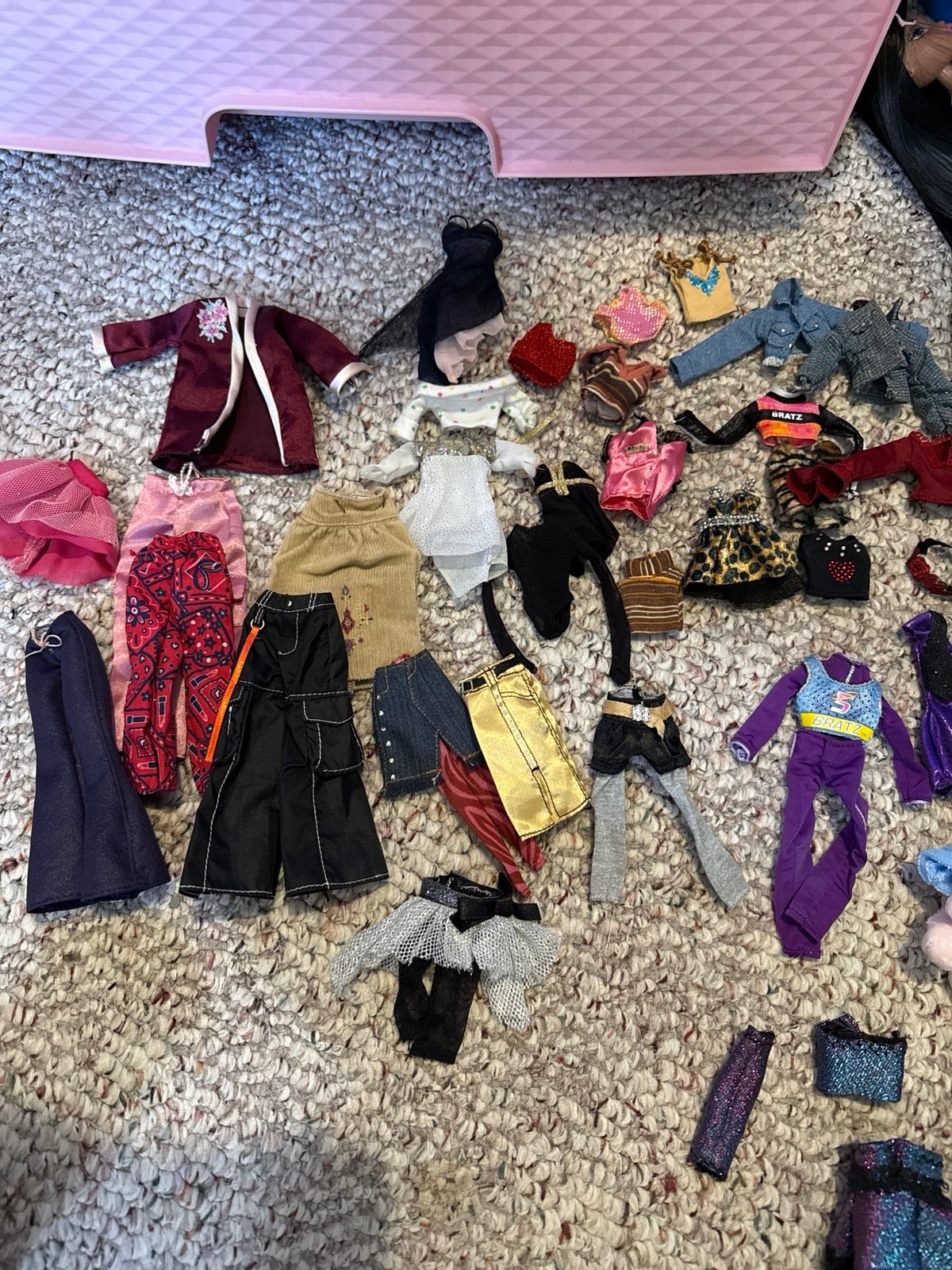 Bratz clothes and accessories lot