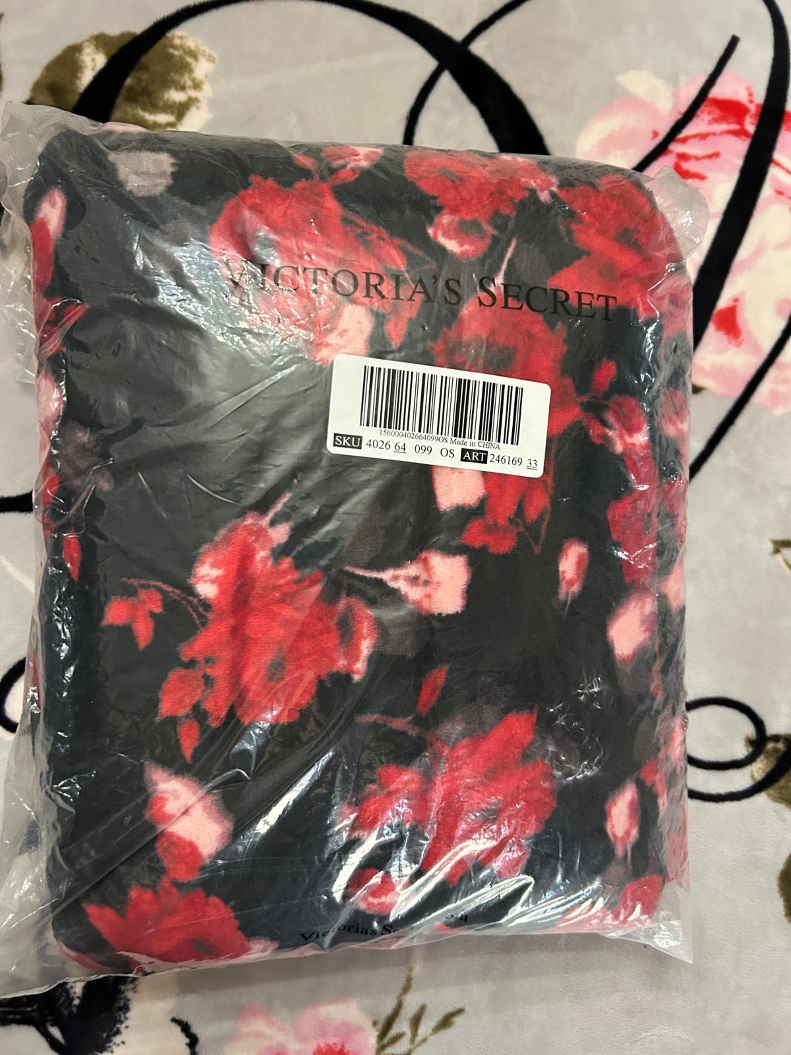 VS Crimson Sherpa Throw Blanket 50x60