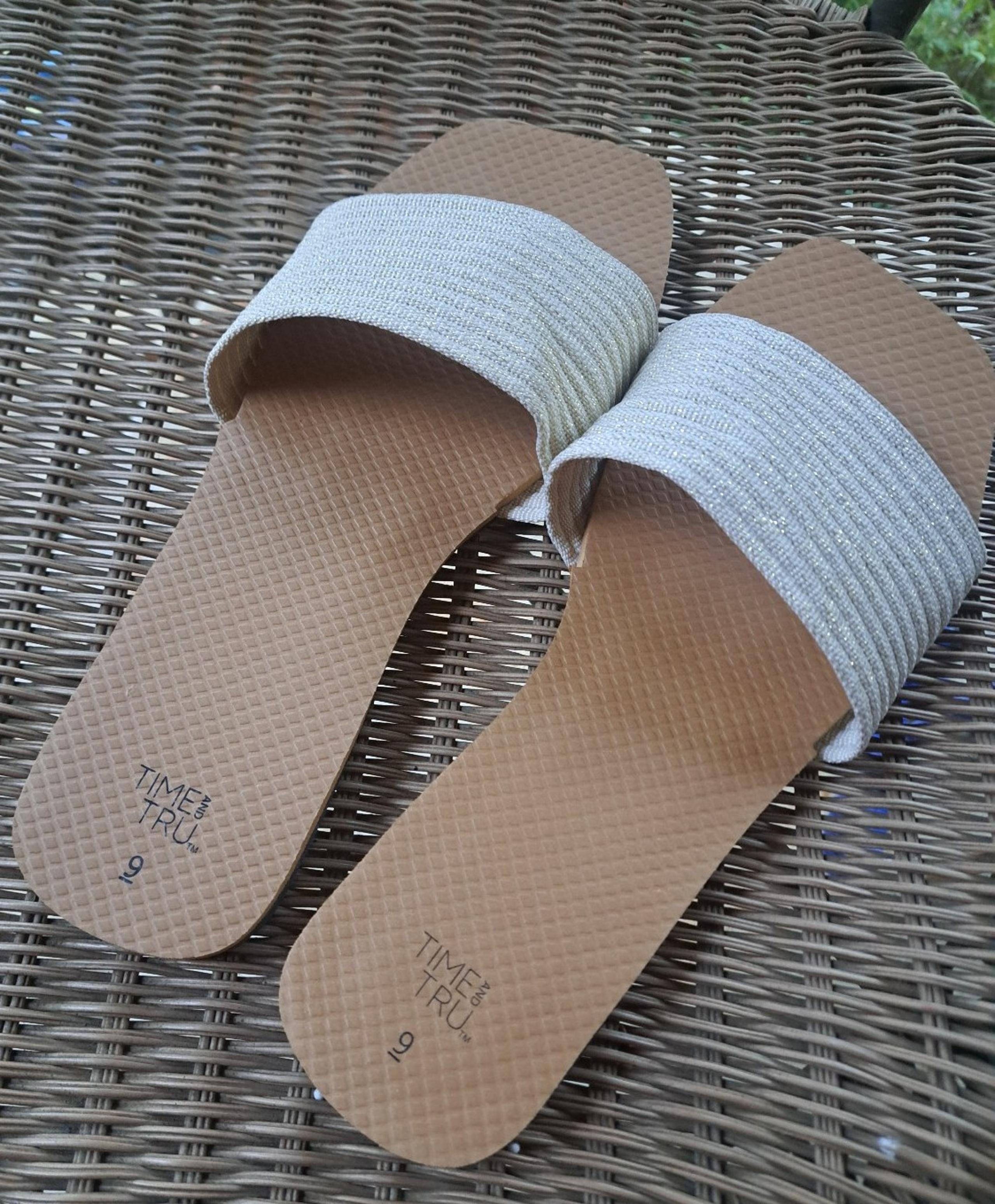 NEW TIME AND TRU BRAND SLIP ON SANDALS WOMENS 9