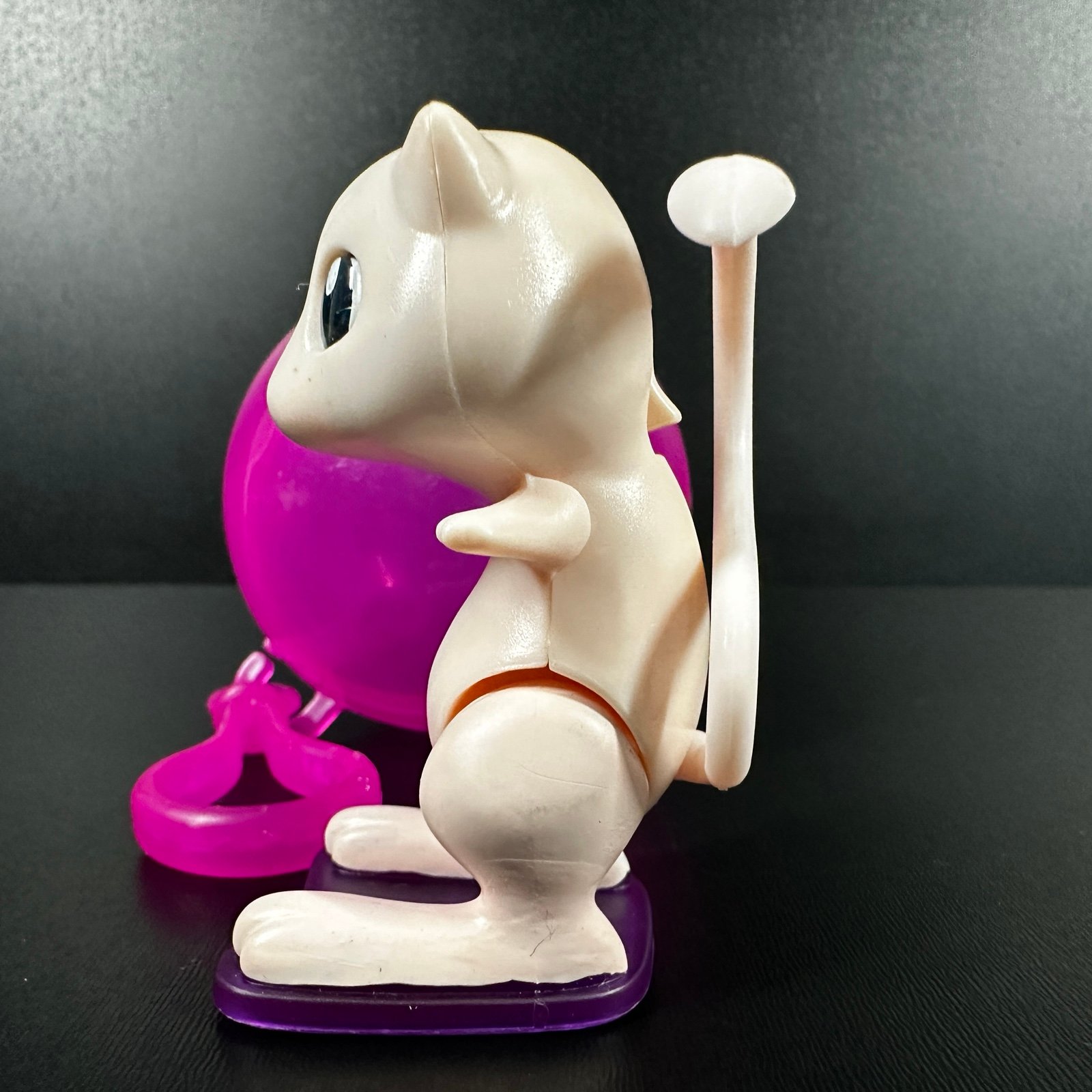 話題の人気 01071- ball with figure mew pokemon king burger 1999 vintage ゲームキャラクター