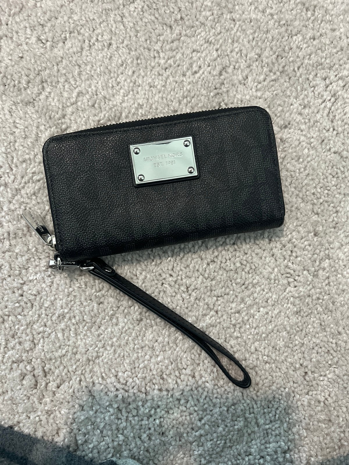 MICHAEL KORS BLACK WALLET WITH STRAP