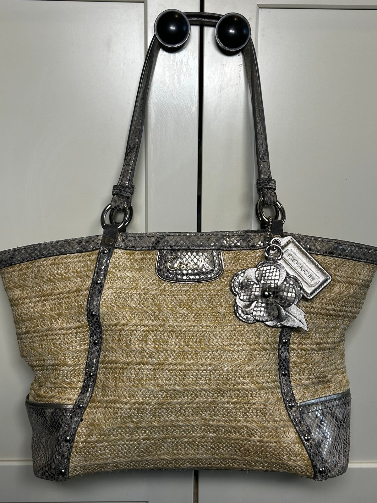 Coach Authentic Hampton’s Straw & Gray Leather Floral Appliqués Bag Purse F21959