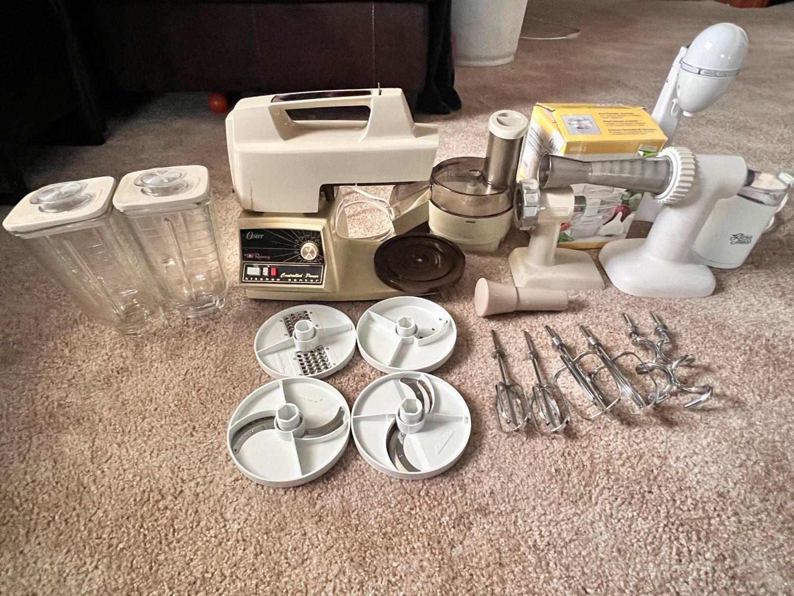 Vintage Oster Regency Kitchen Center Blender Grinder Slicer 12 Speed Yellow Prop