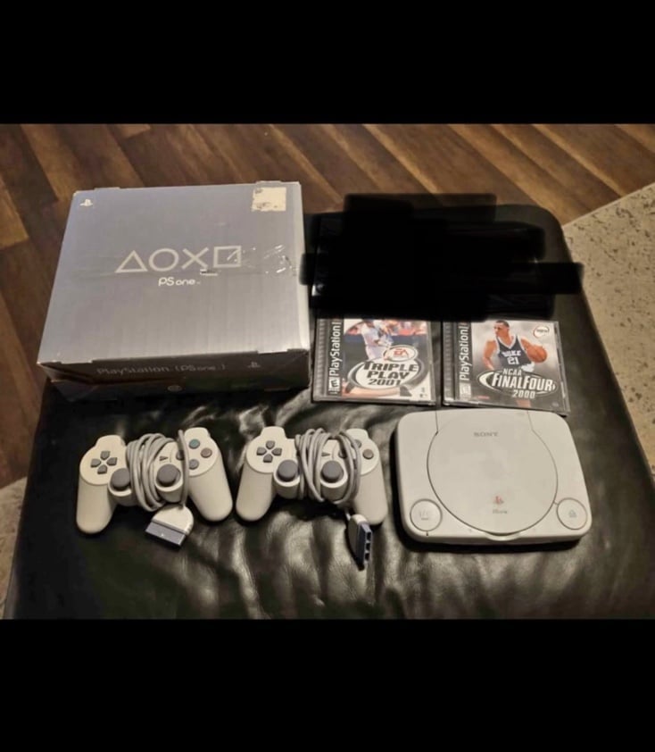 PSOne console in box + 2 controllers / 2 games