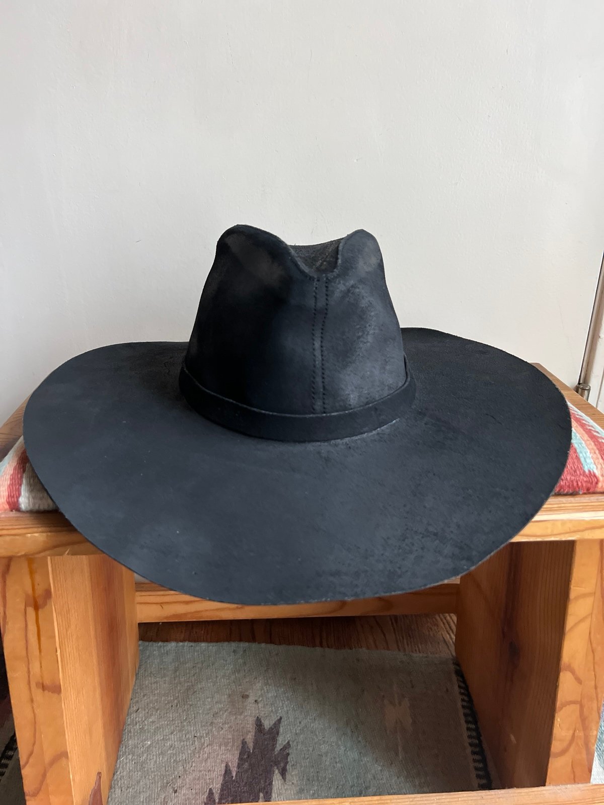 Janessa Leone hat