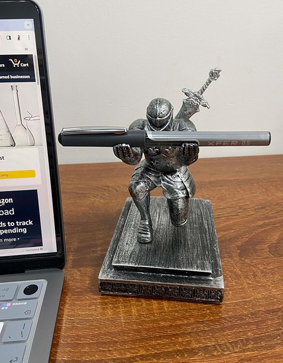 Magnetic Knight Pen Holder Knight Statue Pen Holder for Desk Organizers Resin Pe