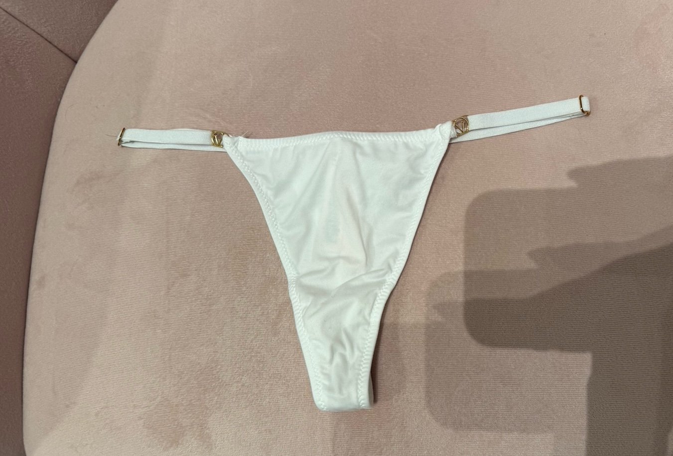 Gently wo* Victoria’s Secret Silky Seamless String VS logo Hardware White XS