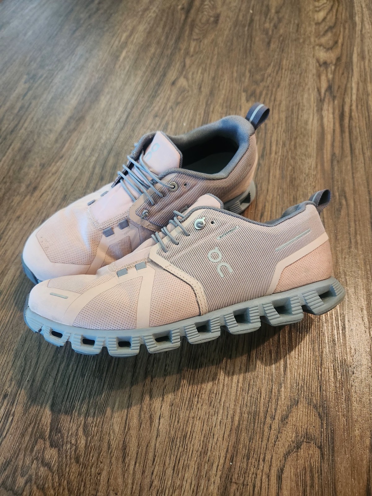 ON Running sneakers in pink and gray.