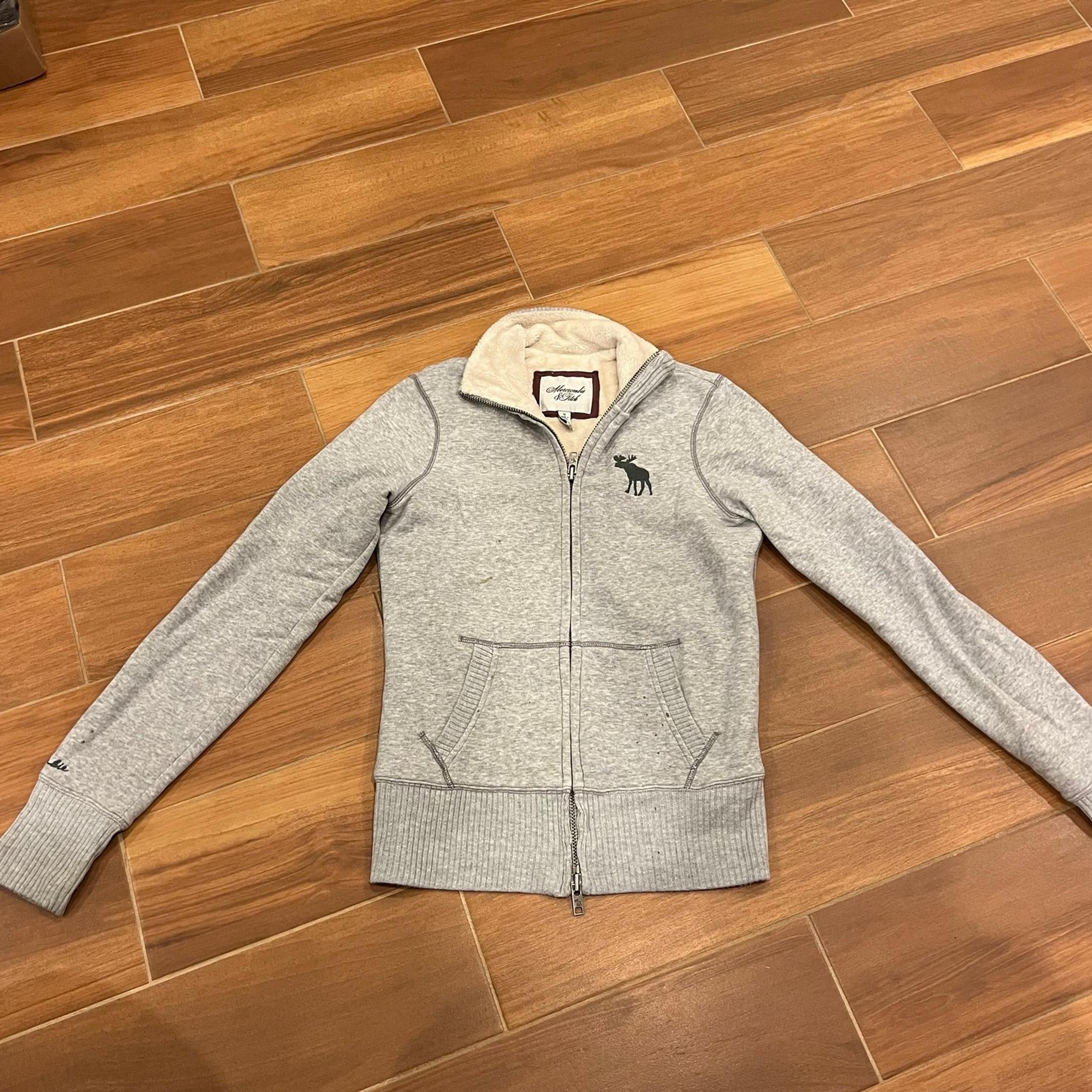 Women’s Abercrombie Fitch Sherpa line full zip sweater size medium