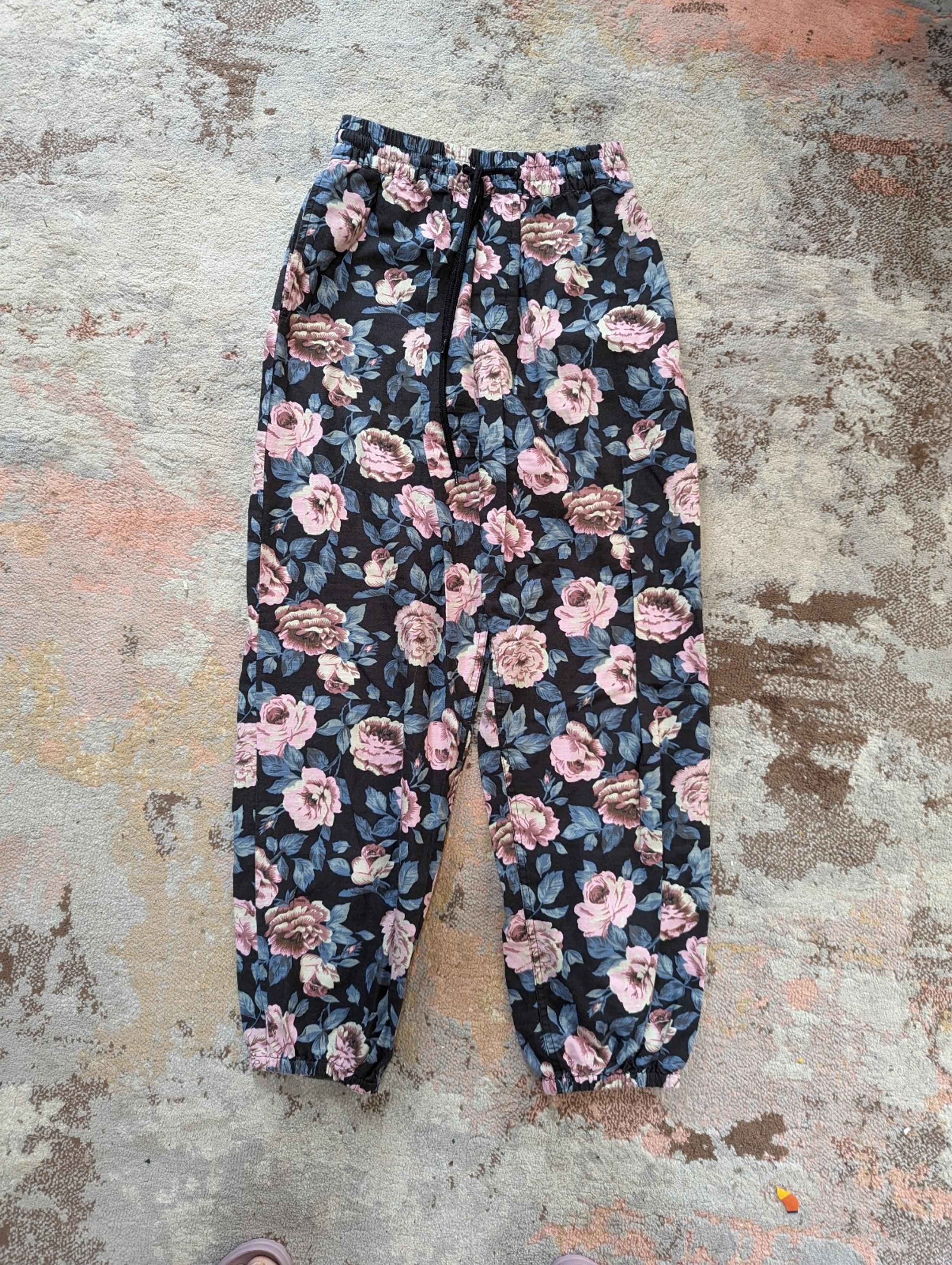 Women's Urban outfitters floral rose jogger pants size xs x small black, pink
