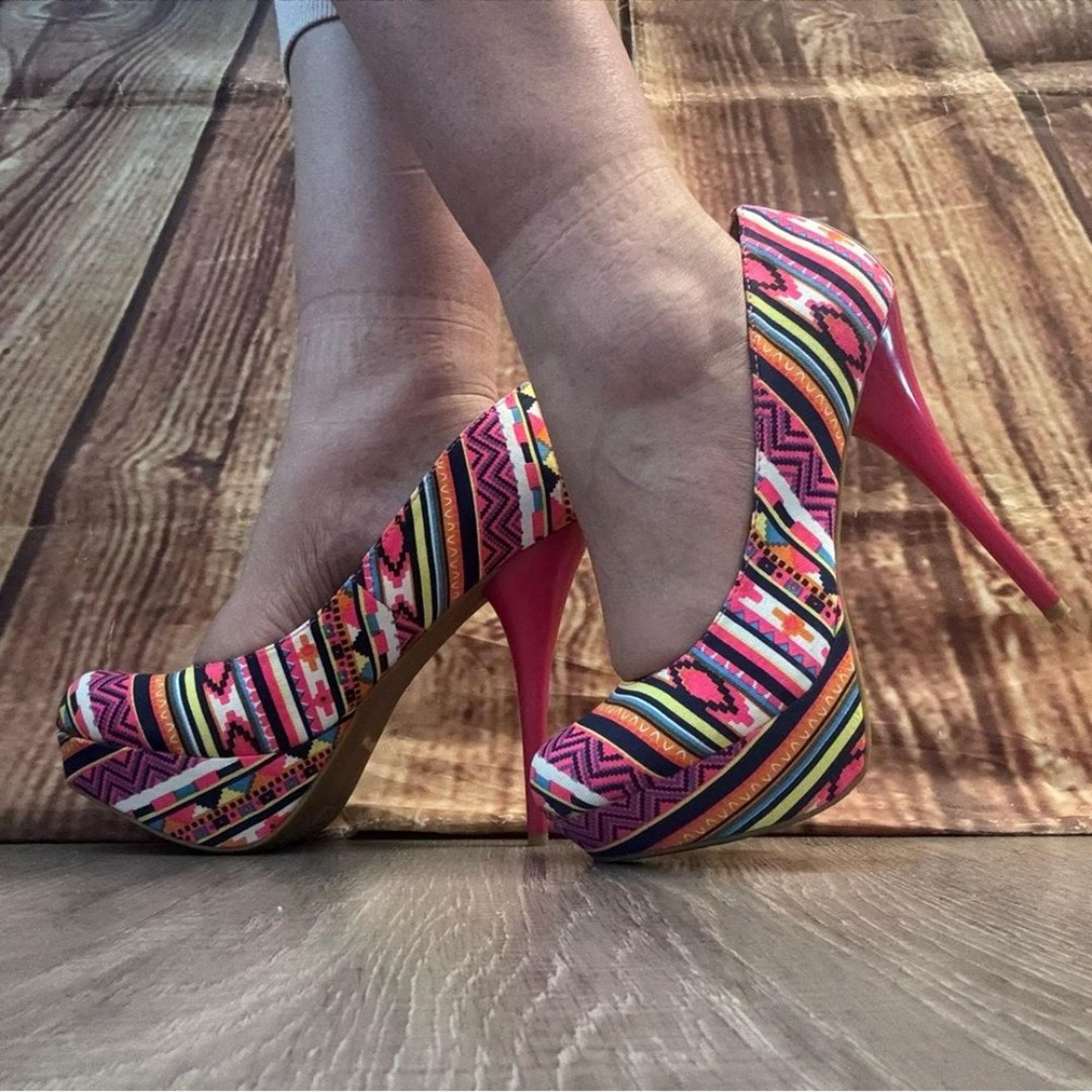 Bamboo Women’s Multicolor Pattern  Pink Stiletto Platform Heels Size 8.5