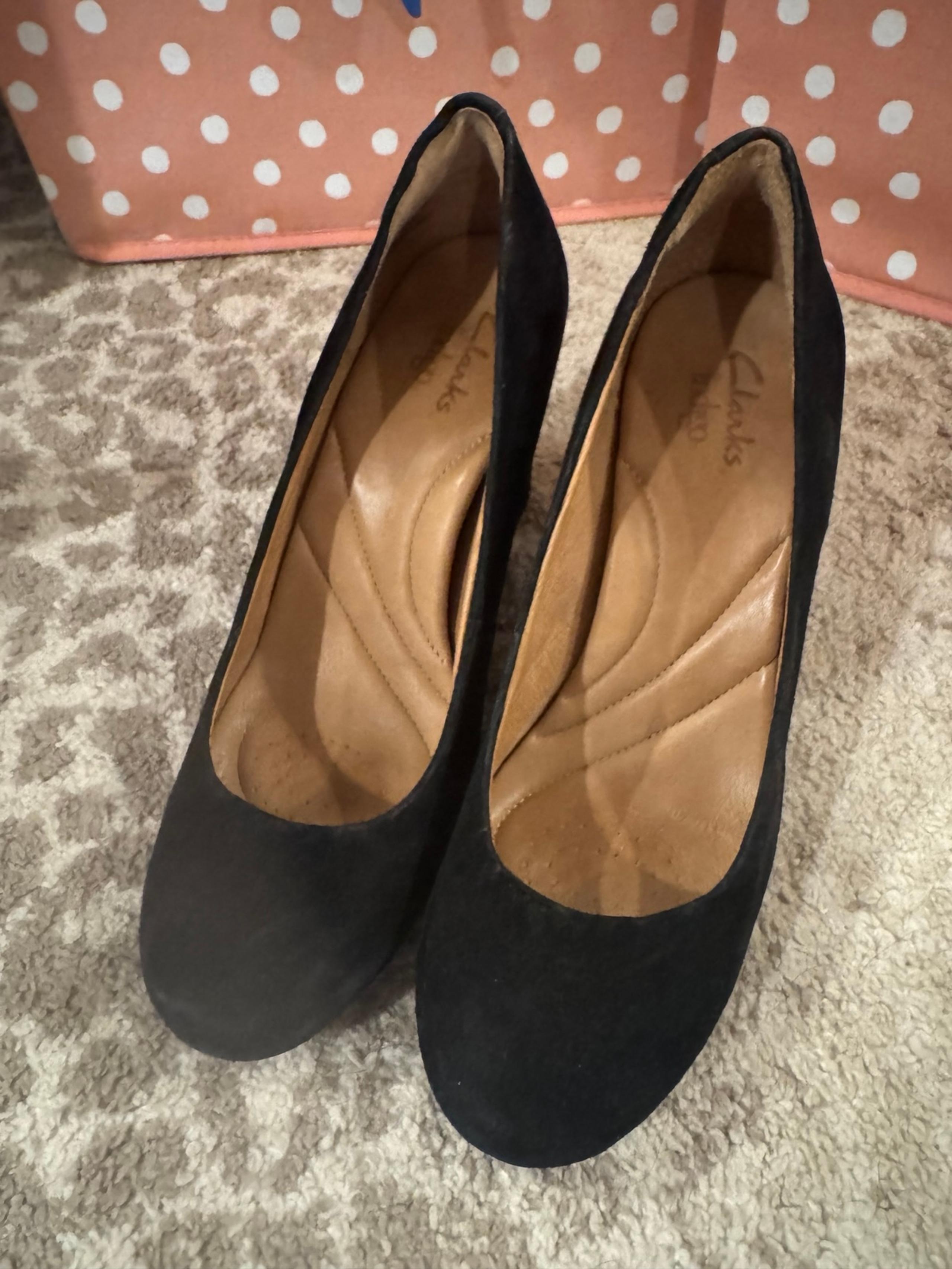 NWOB Clarks Indigo suede heels 8m black