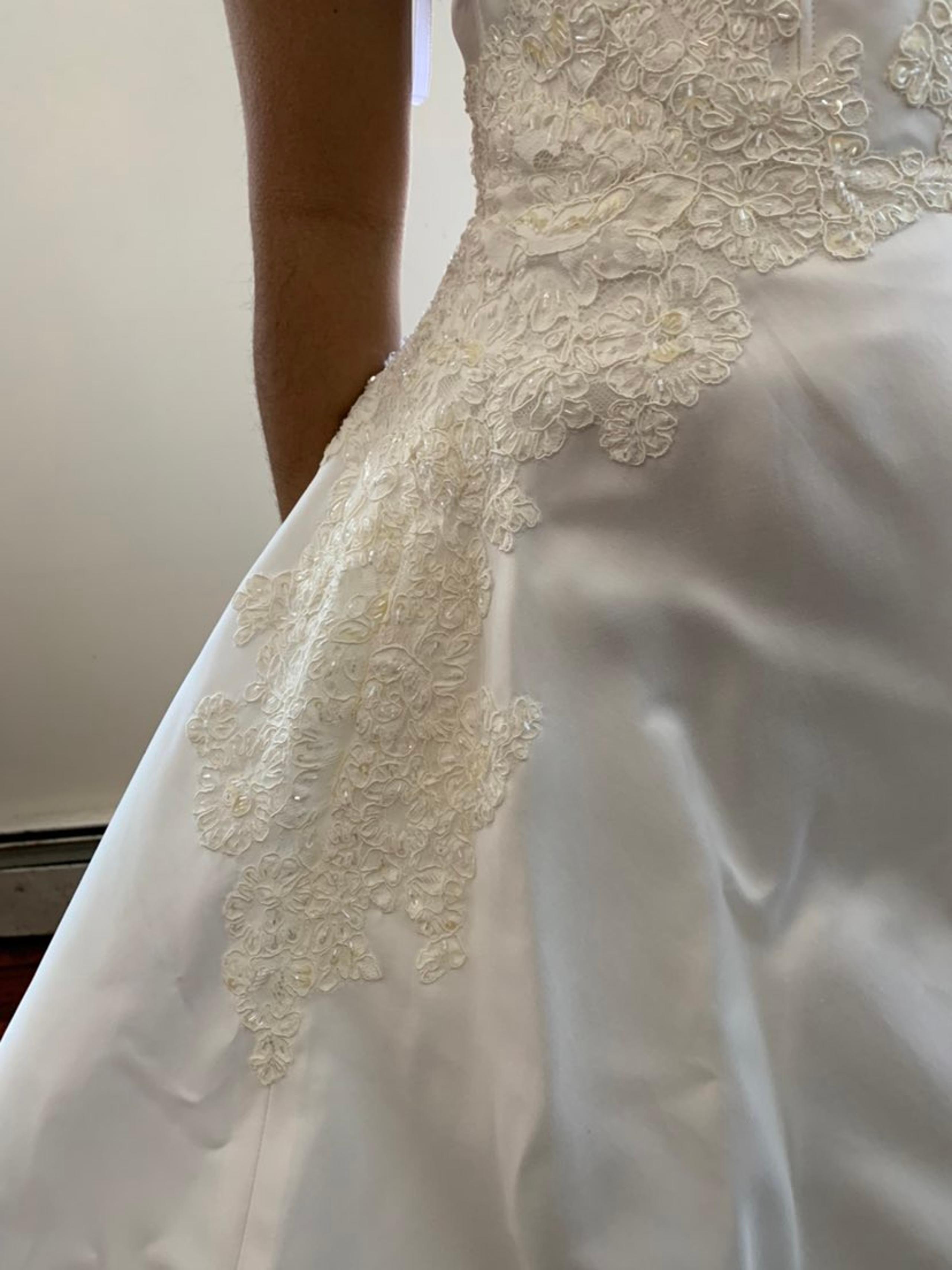 ANNE BARGE LYON WEDDING DRESS *NEVER WORN BEFORE*
