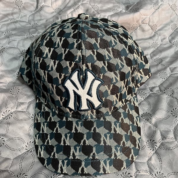 Lettering embroidered baseball cap