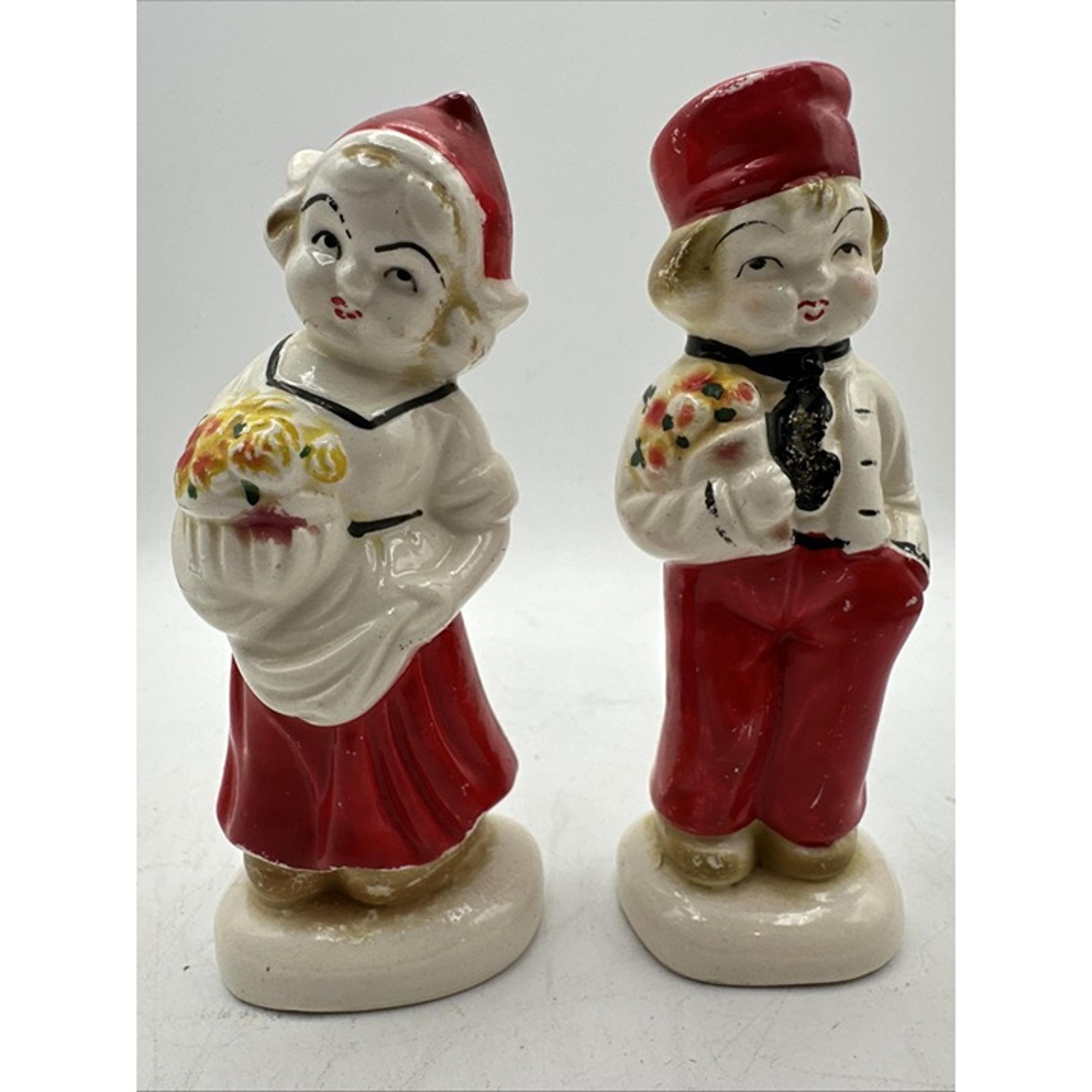 Salt and Pepper Dutch Boy And Girl With Flower Vintage