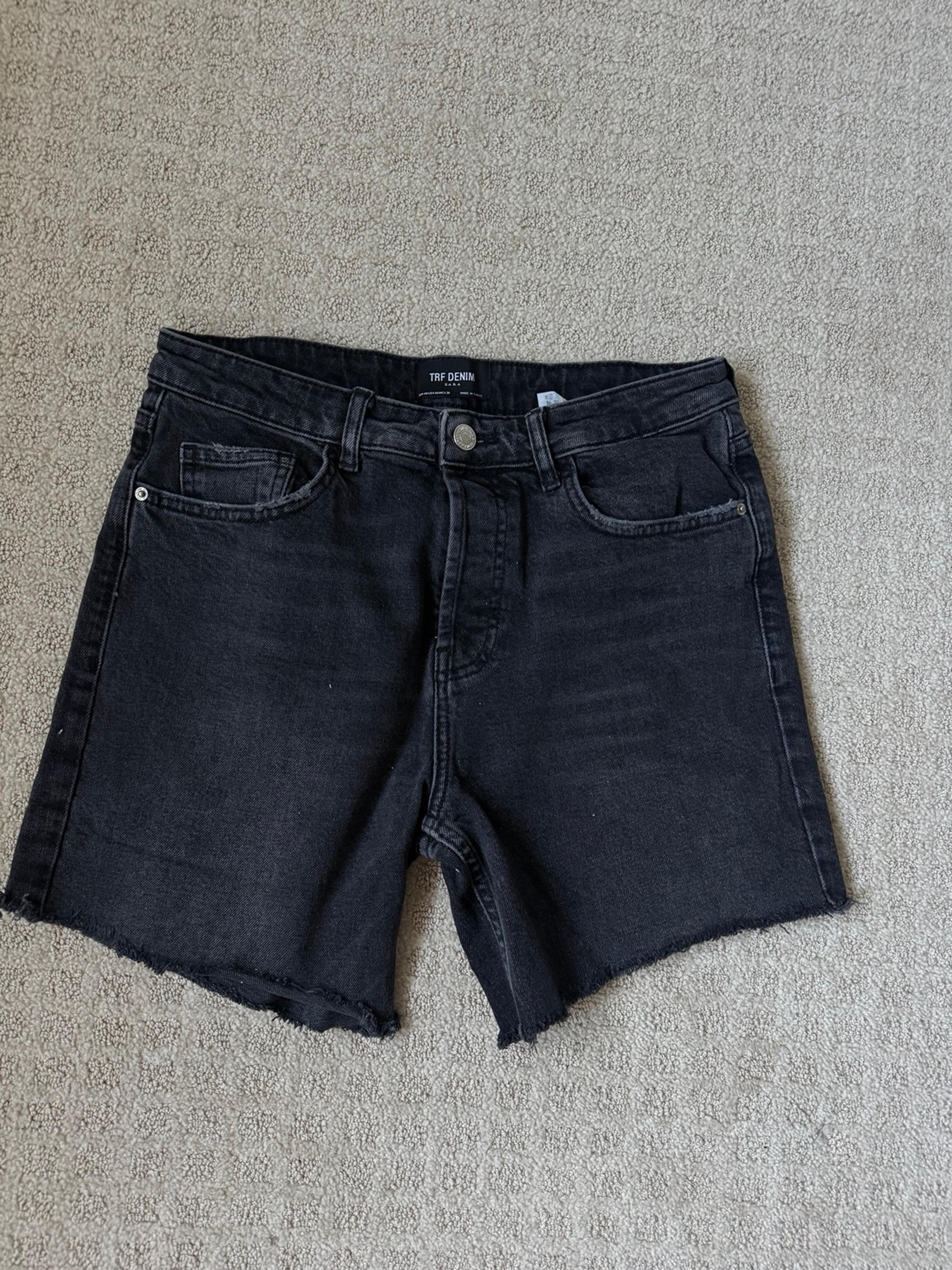 Zara women’s black cut off midi jean denim shorts size 8