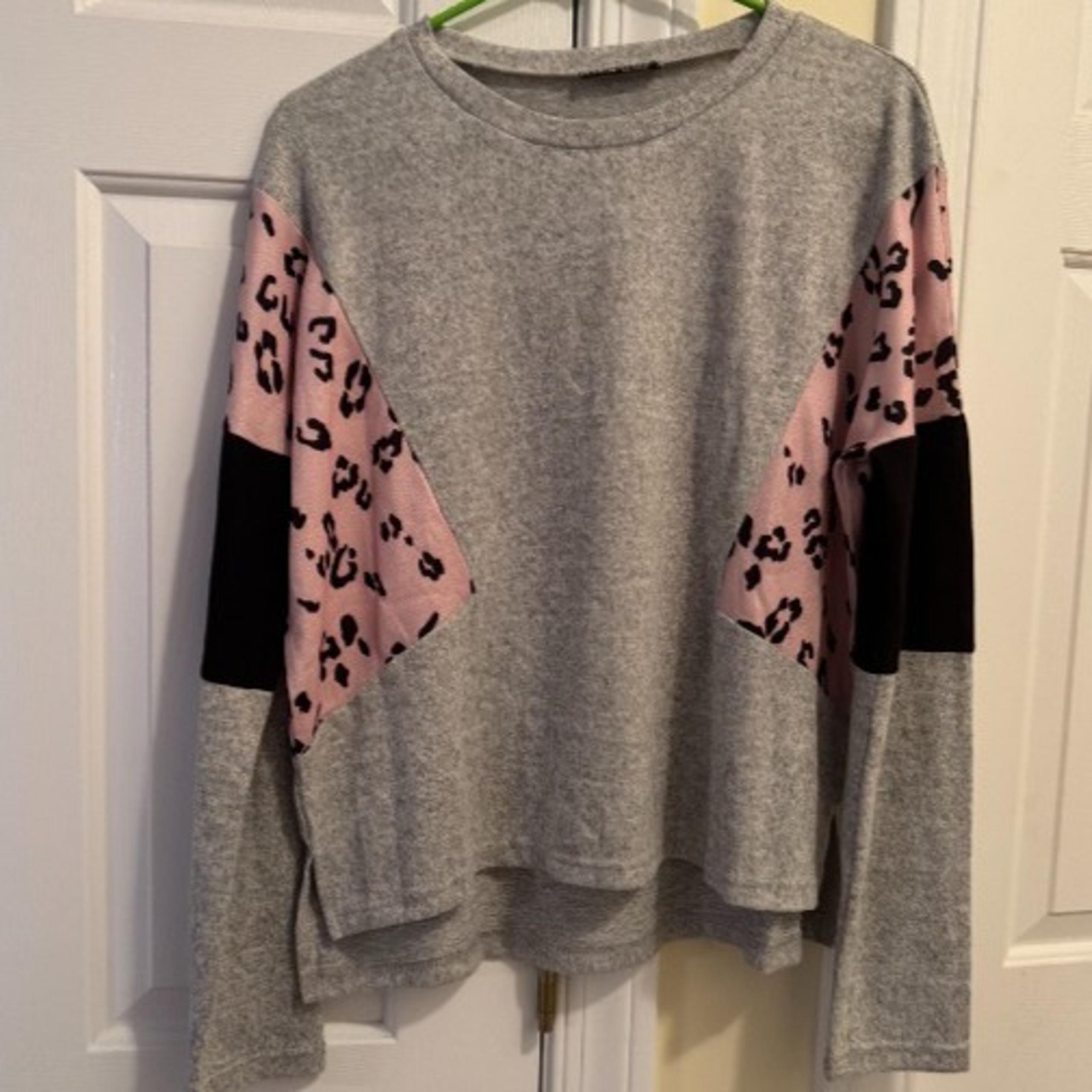 Women's Like New Shein Gray/Pink Knit top - Size Medium