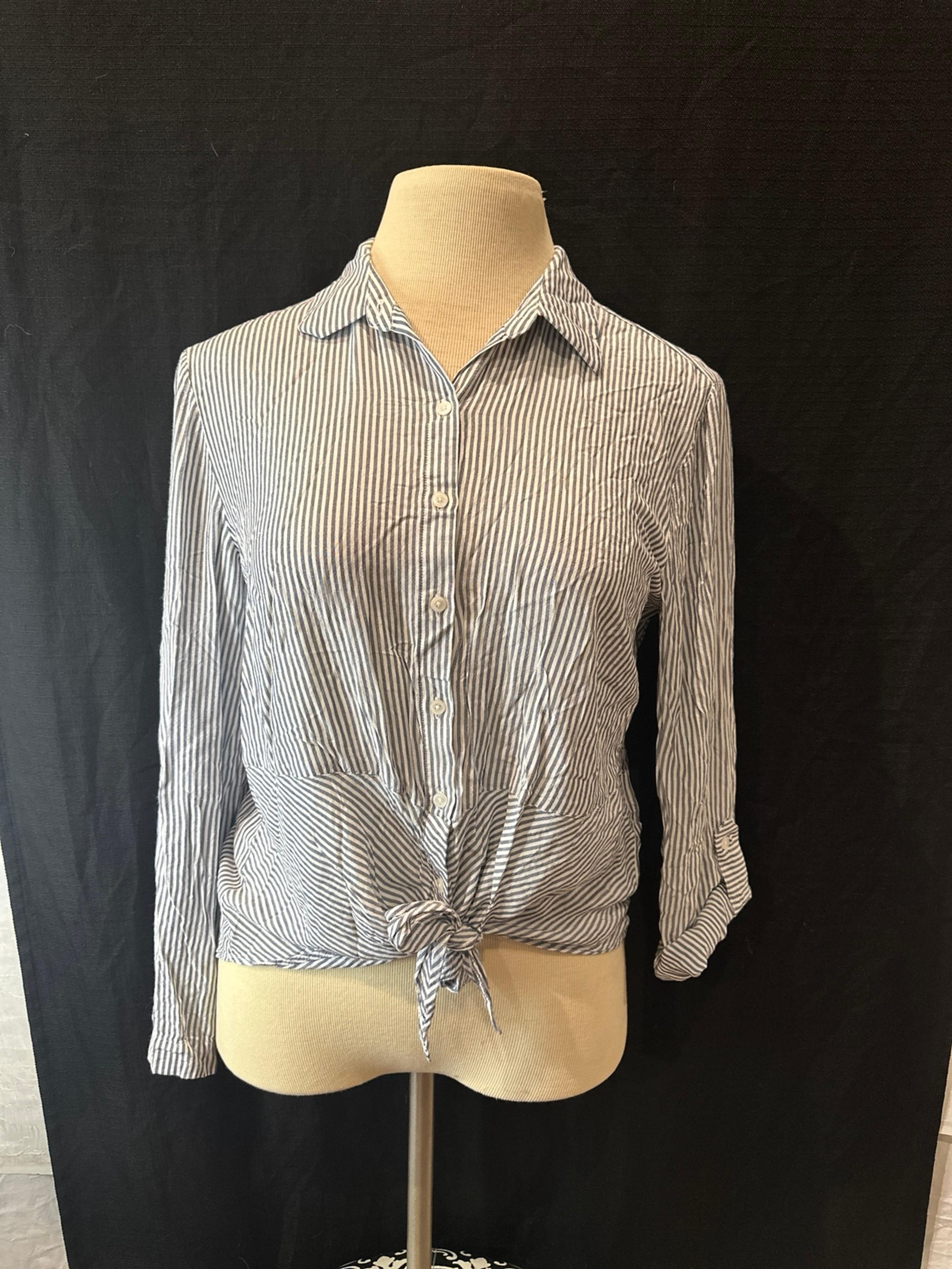 JONES NEW YORK BLUE AND WHITE BUTTON DOWN SHIRT - LARGE ***FREE SHIPPING ***