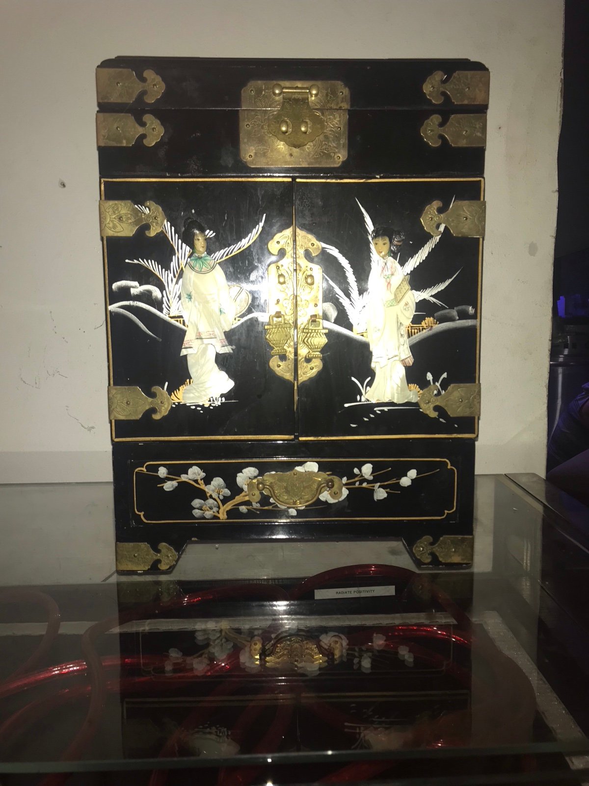 ASIAN BLACK LACQUER JEWELRY BOX - MOTHER OF PEARL GEISHA GIRLS RED INTERIOR VTG