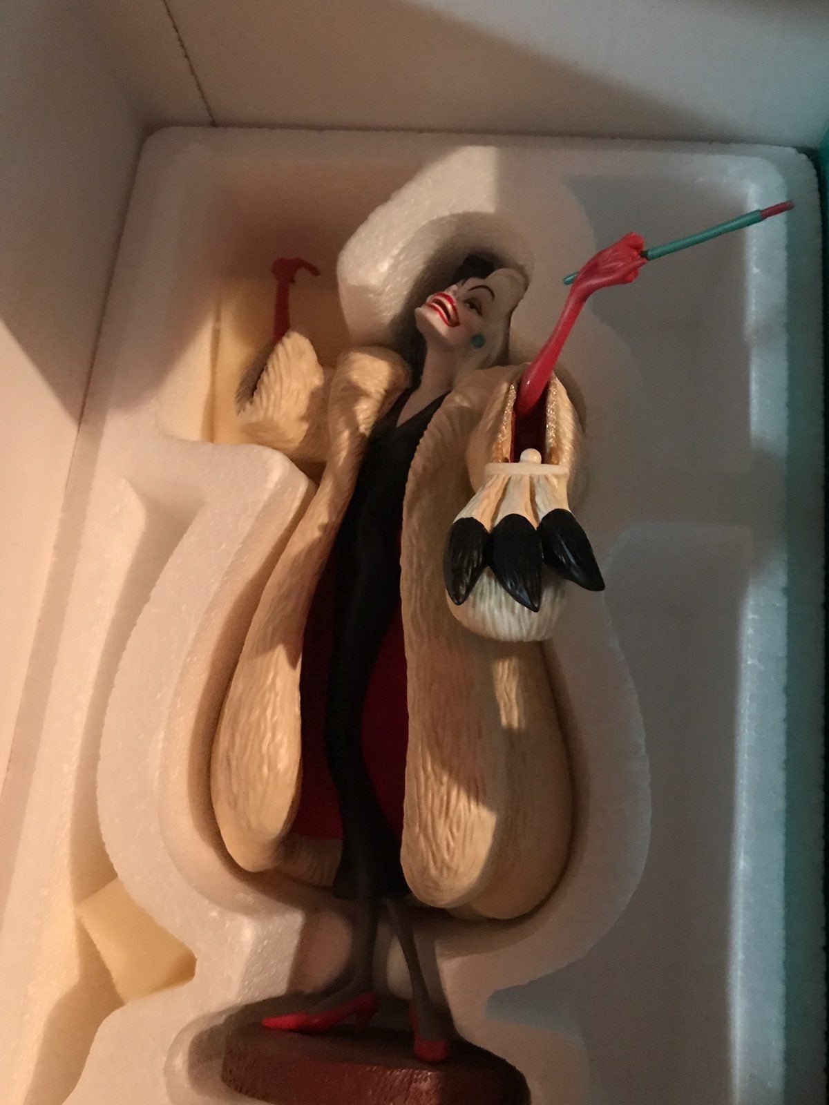 Walt Disney Cruella De Vil 101 Dalmatian Porcelain Figurune