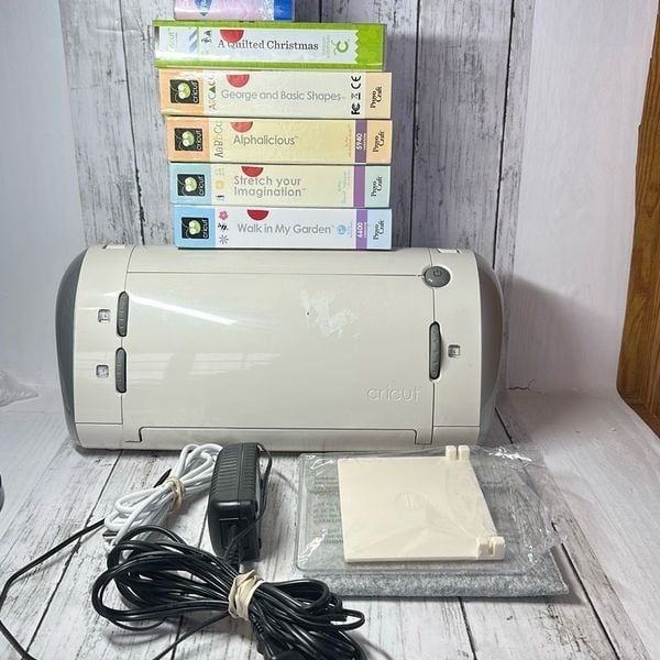 CRICUT Personal Electronic Cutter Machine CRV001 with Cords 6 Cartridges TESTED