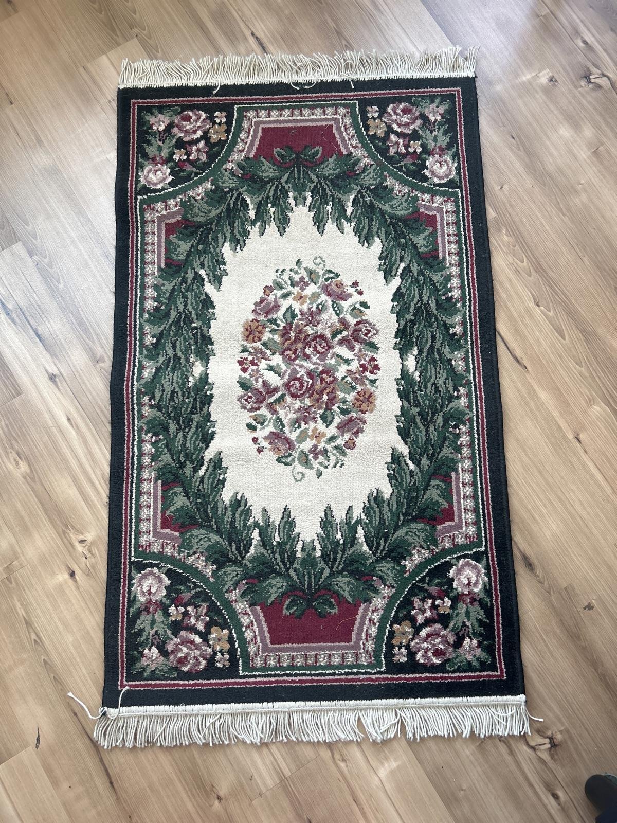 Elegant Floral Area Rug with Fringe - Classic Design