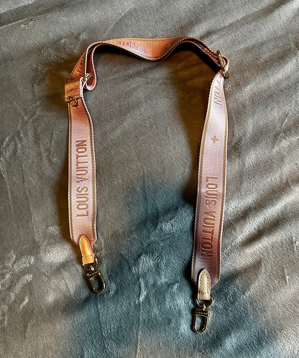 Louis Vuitton pochette strap