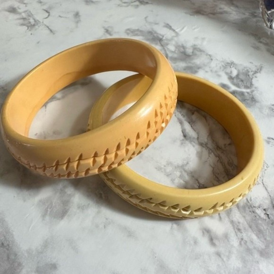 2 vintage Bakelite carved bracelets bangle