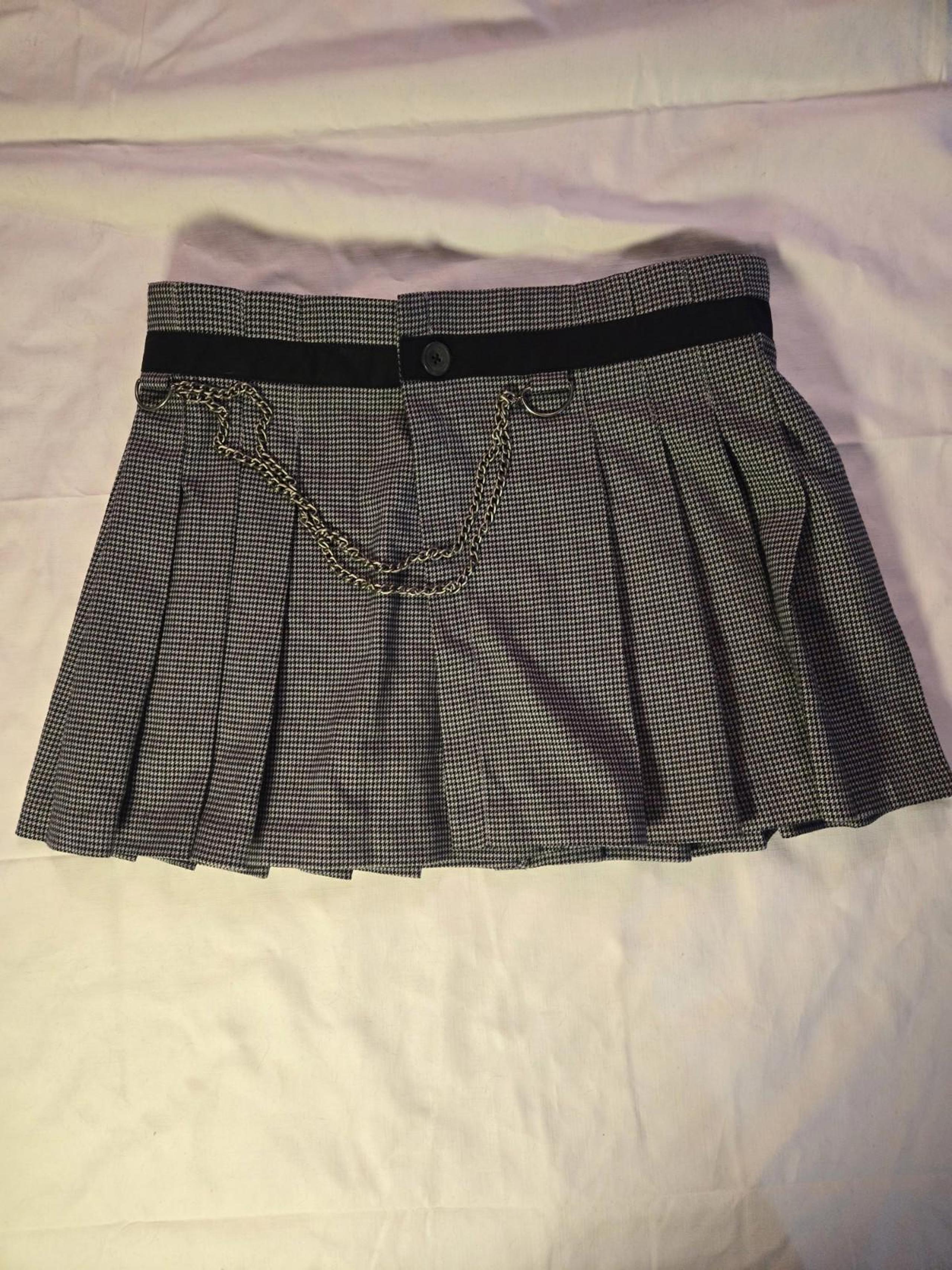Zinc Hounds tooth Wrap Around Pleated Mini Skirt Sz 5 Grey And Black With Chain