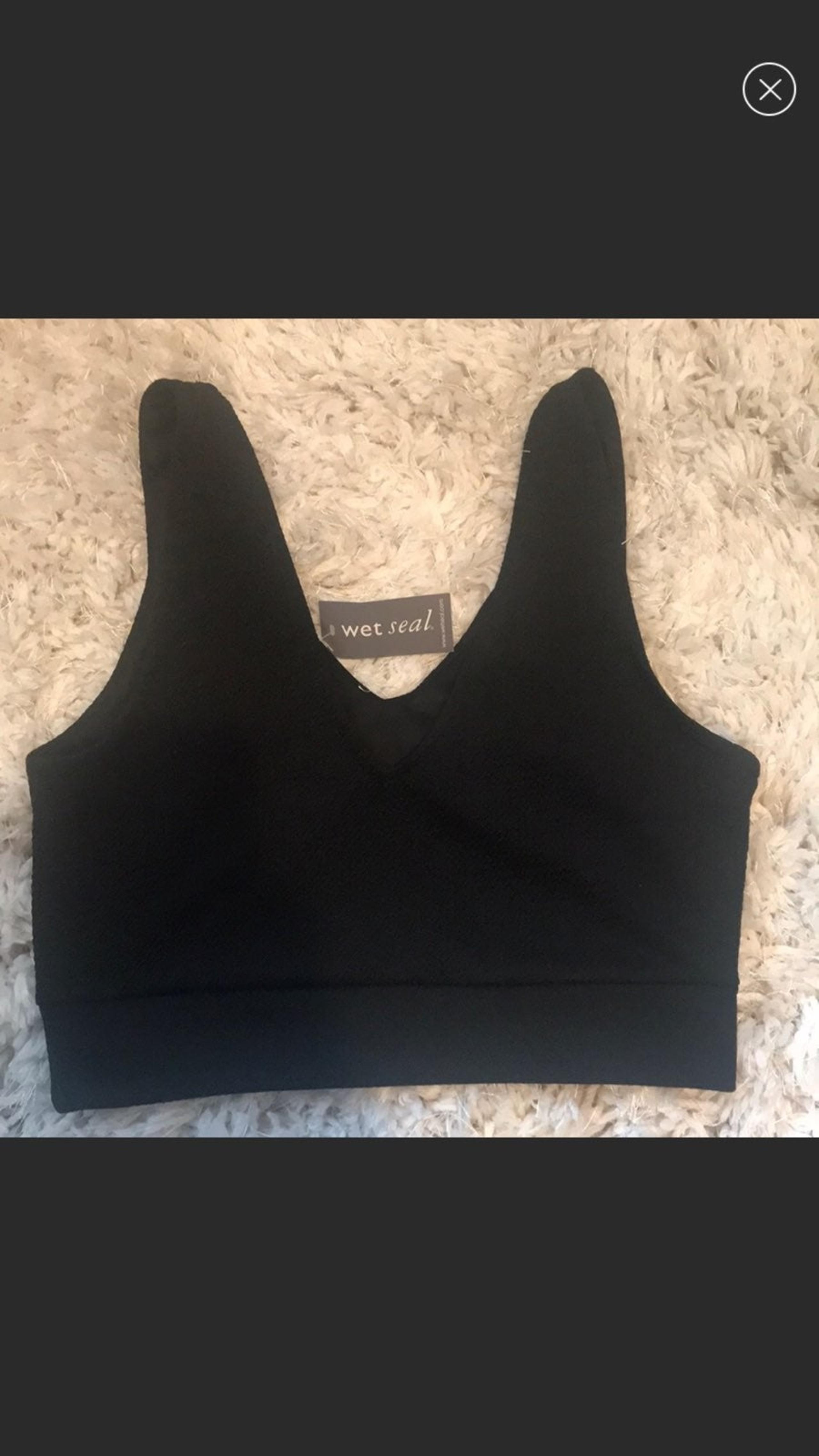 BLACK CROP TOP KEY HOLE FRONT