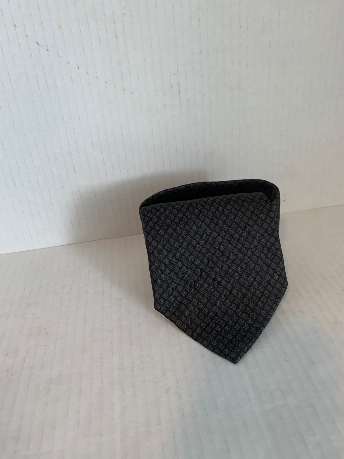 Giorgio Armani men’s traditional black silk necktie