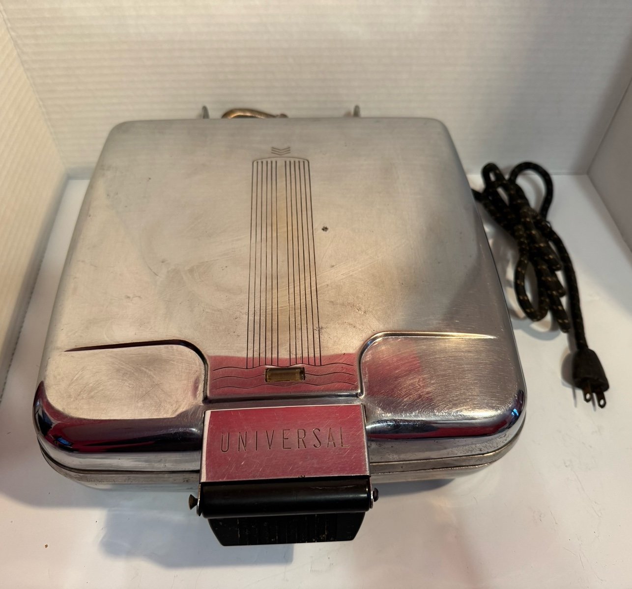 Vintage Universal waffle baker waffle maker Made USA 1950 works