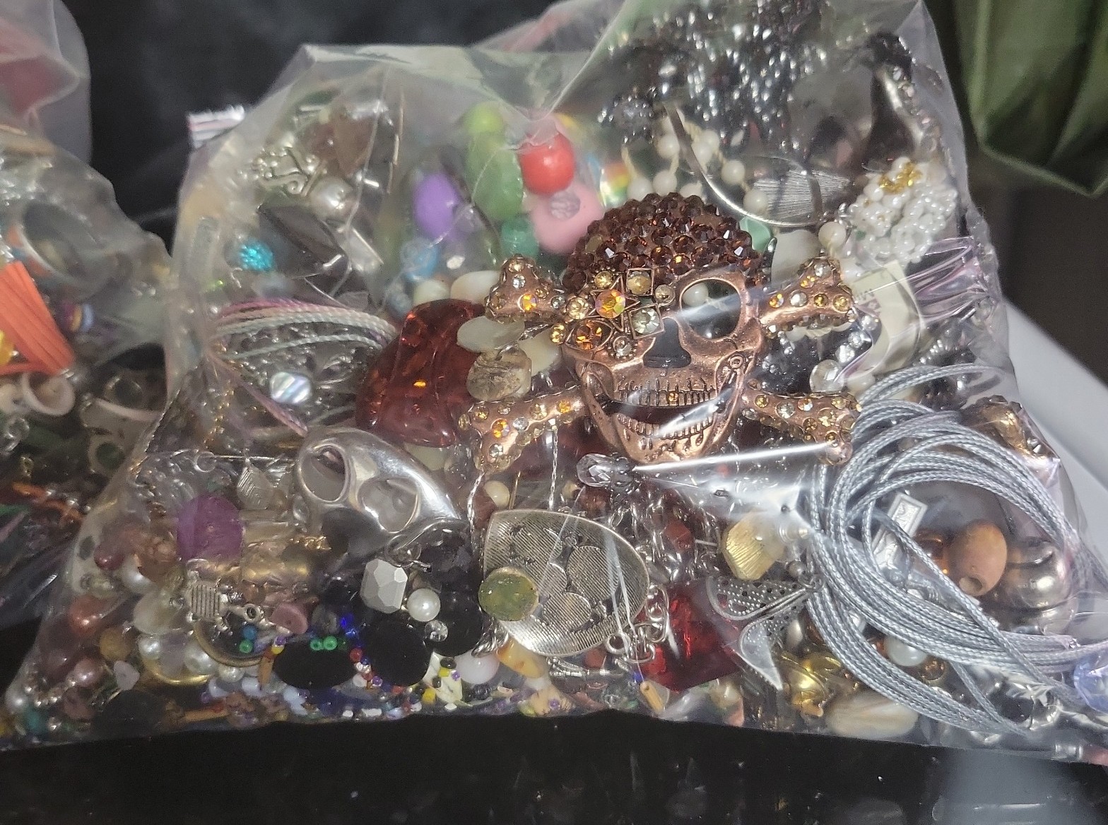 LOT OF BEADS, BROKEN VINTAGE JEWELRY,LOOSE BEADS 4 ARTS CRAFTS JEWELRY MAKING