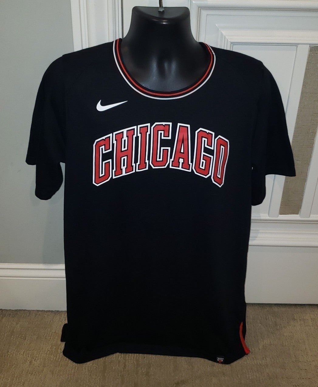 Nike CHICAGO BULLS Basketball Team Logo Men's Pre-Game Shooting T-Shirt size M