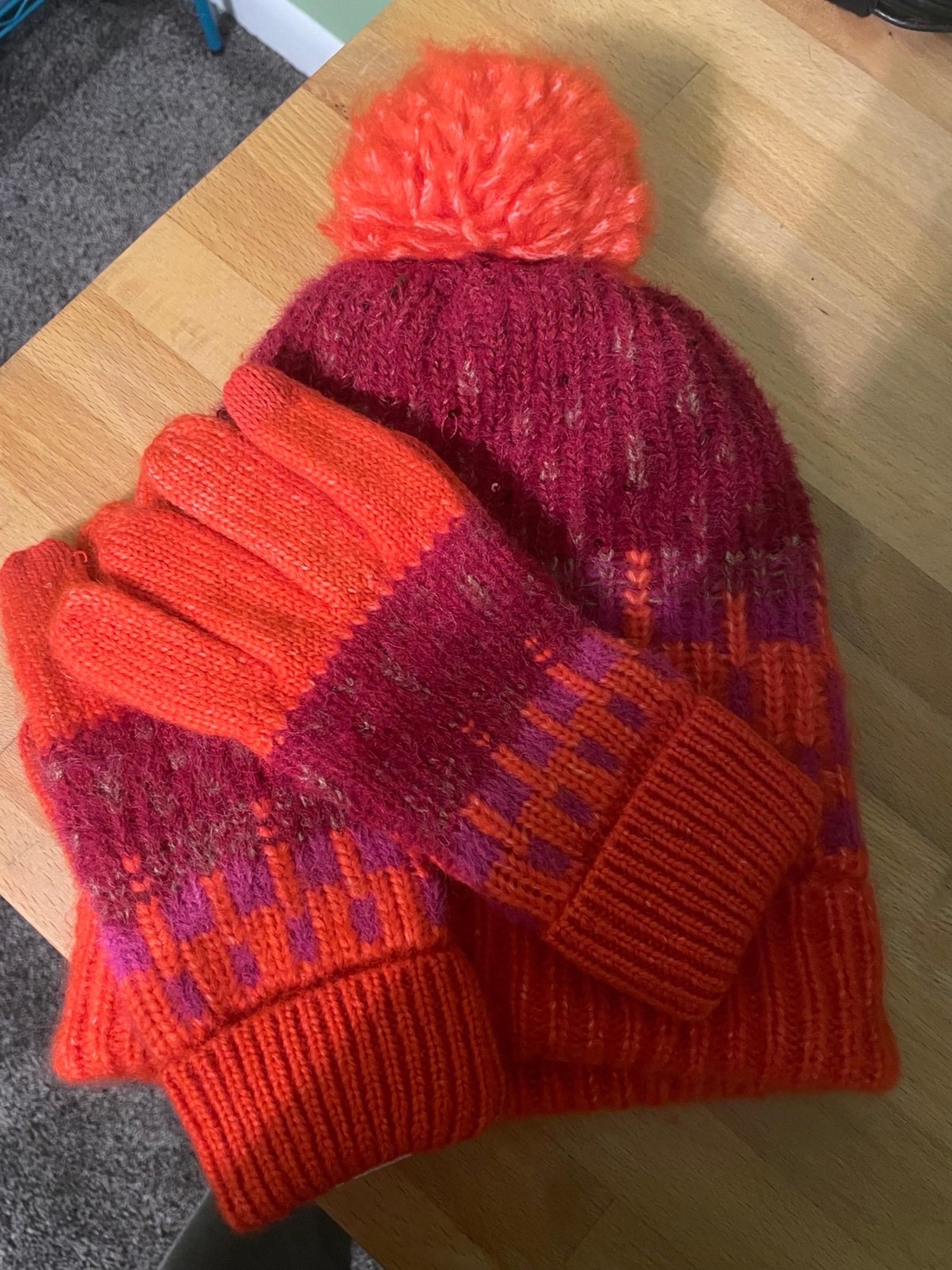 Universal Thread Red Hat & Gloves Set Women’s