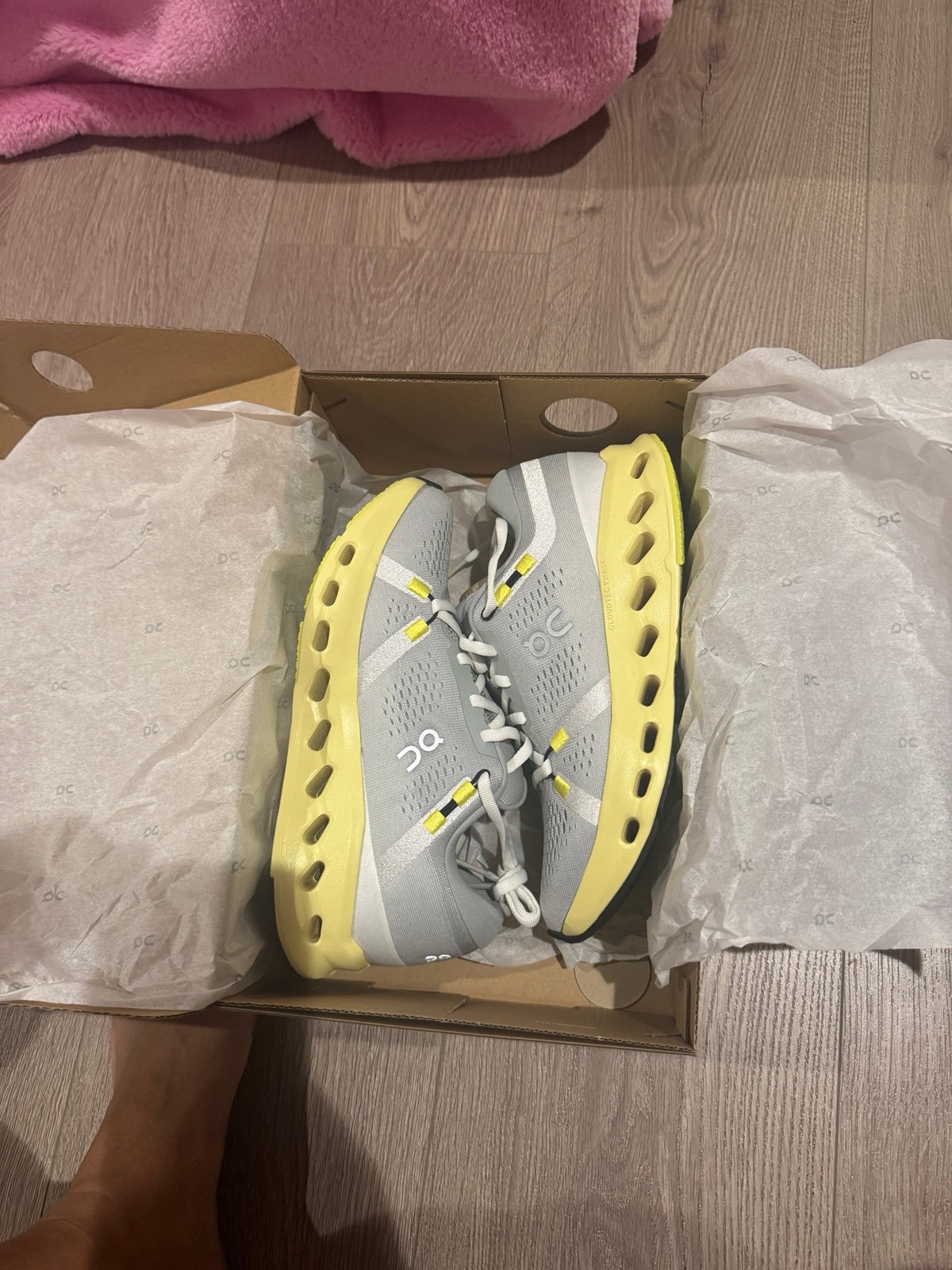 On sneaker “cloudsurfer 2 “