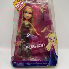 Bratz Passion 4 Fashion Cloe Doll w/ 2 Complete Outfits MGA