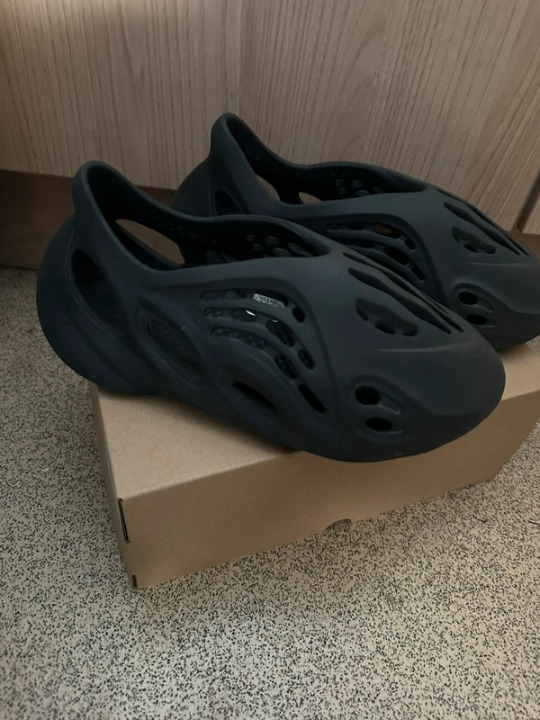 Men's casual sandals Yeezy foam runners size 10