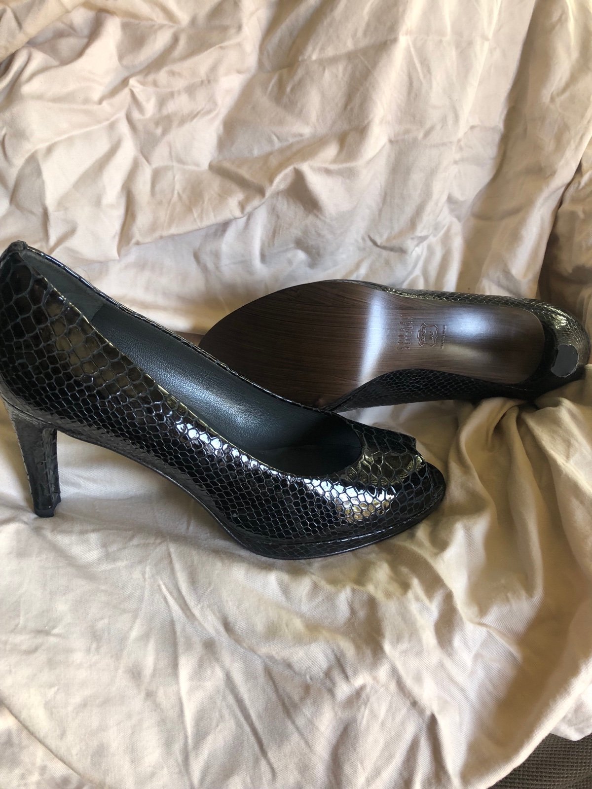 New STUART WEITZMAN Logo Plainfield Peep-Toe Pump.