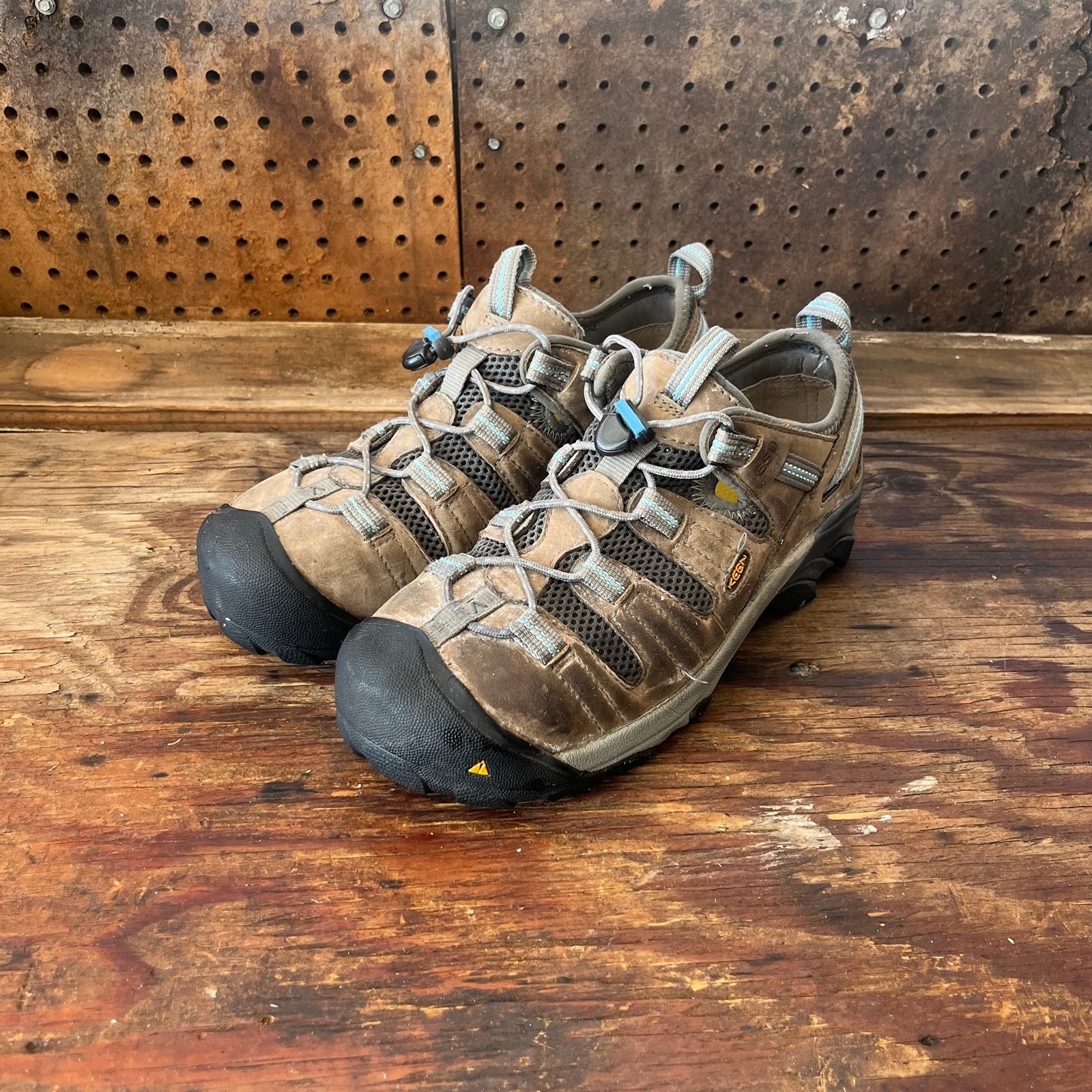 Keen ESO Tan Steel Toed Slip-On Water Proof Hiking Shoes Womens Size 10.5